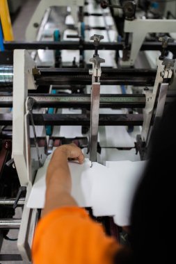 Modern Basımevi baskı için karton hazırlanıyor işçi el atış yukarıya kapatmak.
