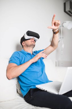 Sanal gerçeklik kulaklık veya gözlük kullanan genç adam.