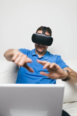 Sanal gerçeklik kulaklık veya gözlük kullanan genç adam.