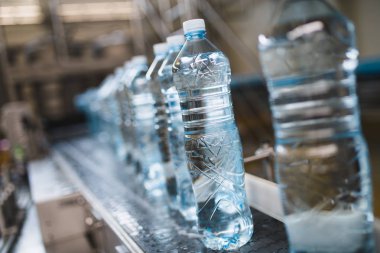 Şişeleme tesisi - su işleme ve şişe ve galon saf mineral Gazlı su şişeleme için satır şişeleme.