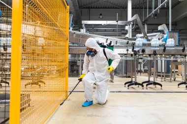 Haşere kontrol işçi el Holding püskürtücü için püskürtme pestisit üretim veya üretim fabrikası