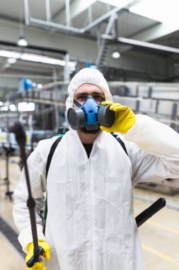 Haşere kontrol işçi el Holding püskürtücü için püskürtme pestisit üretim veya üretim fabrikası
