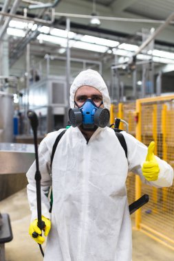 Haşere kontrol işçi el Holding püskürtücü için püskürtme pestisit üretim veya üretim fabrikası