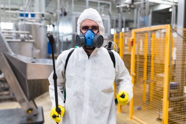 Haşere kontrol işçi el Holding püskürtücü için püskürtme pestisit üretim veya üretim fabrikası