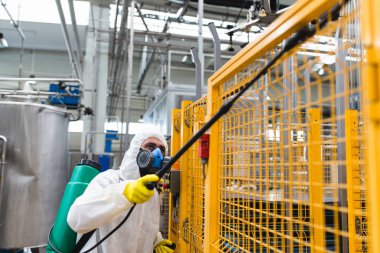 Haşere kontrol işçi el Holding püskürtücü için püskürtme pestisit üretim veya üretim fabrikası