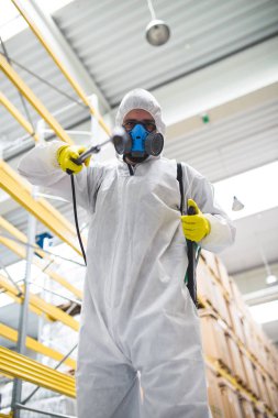 Haşere kontrol işçi el Holding püskürtücü için püskürtme pestisit üretim veya üretim fabrikası