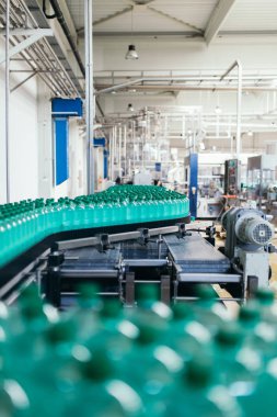 Endüstriyel fabrika kapalı ve makine. Robot Fabrikası satır işleme ve saf kaynak suyu teneke ve şişe şişeleme
