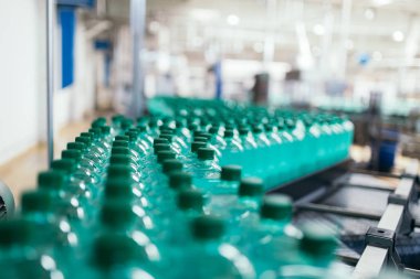 Endüstriyel fabrika kapalı ve makine. Robot Fabrikası satır işleme ve saf kaynak suyu teneke ve şişe şişeleme