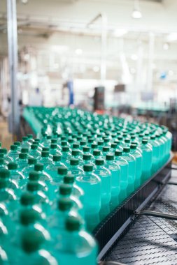 Endüstriyel fabrika kapalı ve makine. Robot Fabrikası satır işleme ve saf kaynak suyu teneke ve şişe şişeleme