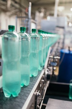 Endüstriyel fabrika kapalı ve makine. Robot Fabrikası satır işleme ve saf kaynak suyu teneke ve şişe şişeleme