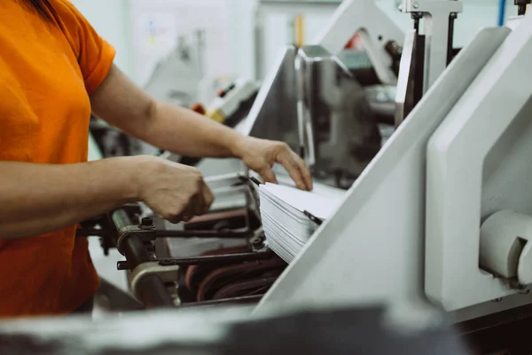 Colpo Ravvicinato Della Mano Del Lavoratore Che Prepara Cartone Stampa — Foto Stock