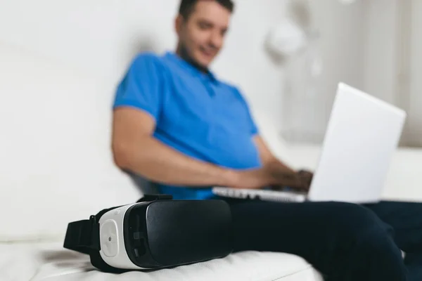 Hombre Joven Con Gafas Auriculares Realidad Virtual —  Fotos de Stock