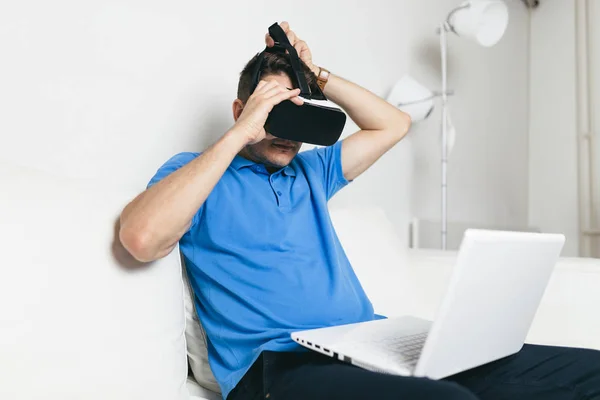 Hombre Joven Con Gafas Auriculares Realidad Virtual —  Fotos de Stock