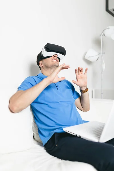 Hombre Joven Con Gafas Auriculares Realidad Virtual — Foto de Stock