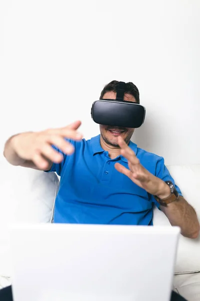 Hombre Joven Con Gafas Auriculares Realidad Virtual — Foto de Stock