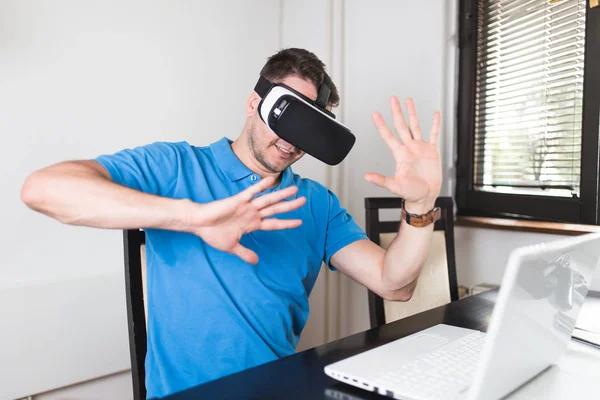 Hombre Joven Con Gafas Auriculares Realidad Virtual —  Fotos de Stock