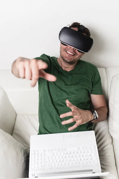 Hombre Joven Con Gafas Auriculares Realidad Virtual — Foto de Stock