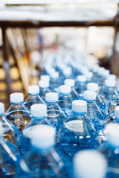 Instalação Engarrafamento Linha Engarrafamento Água Para Processamento Engarrafamento Água Mineral — Fotografia de Stock