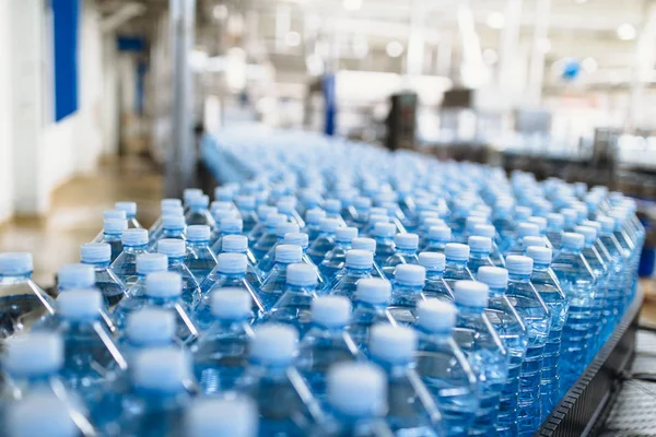 Instalação Engarrafamento Linha Engarrafamento Água Para Processamento Engarrafamento Água Mineral — Fotografia de Stock