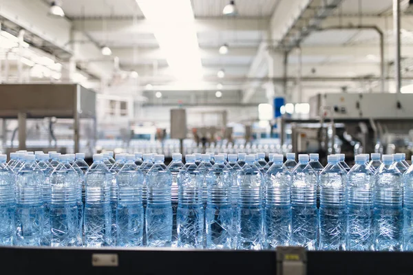Tappningsanläggningen Vatten Buteljering Linje För Bearbetning Och Buteljering Pure Mineral — Stockfoto