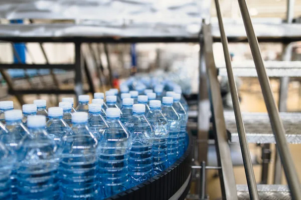 Instalação Engarrafamento Linha Engarrafamento Água Para Processamento Engarrafamento Água Mineral — Fotografia de Stock