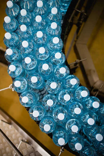 ボトリング工場の水処理とボトル ガロンに純粋なミネラル炭酸水を瓶詰めの充填ライン — ストック写真