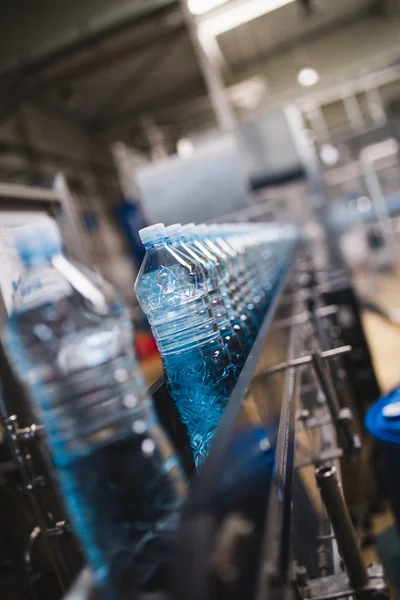 Instalação Engarrafamento Linha Engarrafamento Água Para Processamento Engarrafamento Água Mineral — Fotografia de Stock