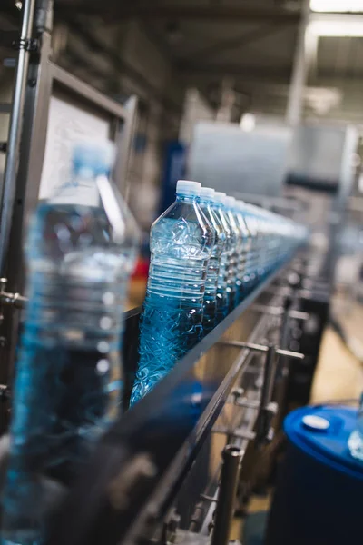 Pabrik Botolan Saluran Pembotolan Air Untuk Pengolahan Dan Pembotolan Air — Stok Foto
