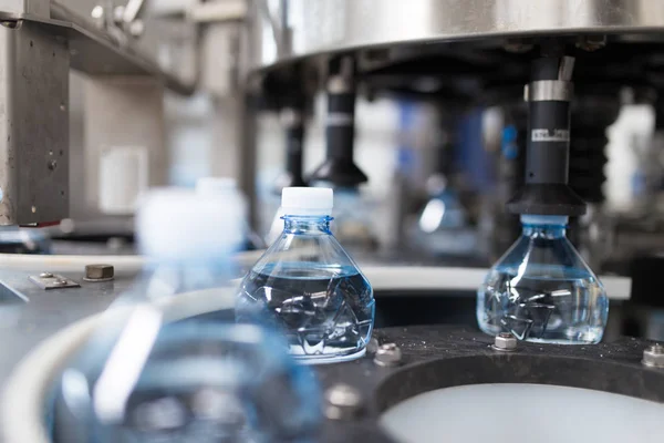 ボトリング工場の水処理とボトル ガロンに純粋なミネラル炭酸水を瓶詰めの充填ライン — ストック写真