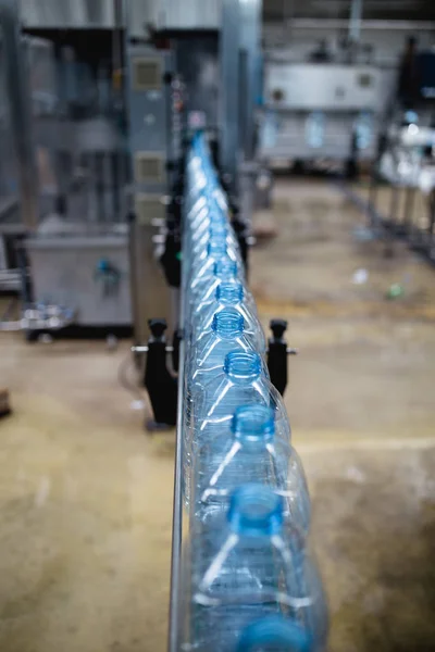 Rozlewnia Butelkowania Linii Dla Przetwarzania Rozlewania Czystej Mineralnej Wody Gazowanej — Zdjęcie stockowe
