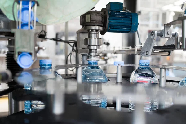 Instalação Engarrafamento Linha Engarrafamento Água Para Processamento Engarrafamento Água Mineral — Fotografia de Stock