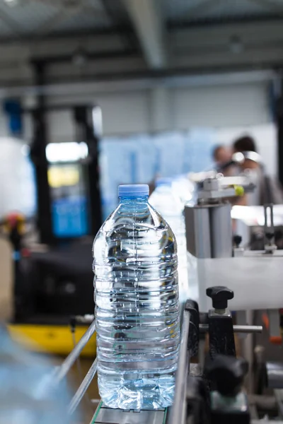 装瓶装置 将纯矿物碳酸水装入瓶子和加仑的水灌装生产线 — 图库照片