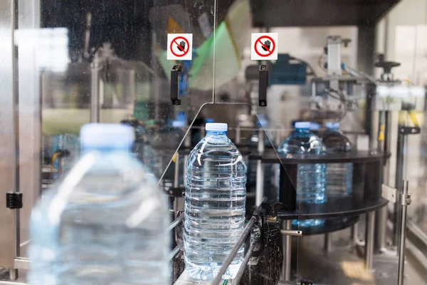 Instalação Engarrafamento Linha Engarrafamento Água Para Processamento Engarrafamento Água Mineral — Fotografia de Stock