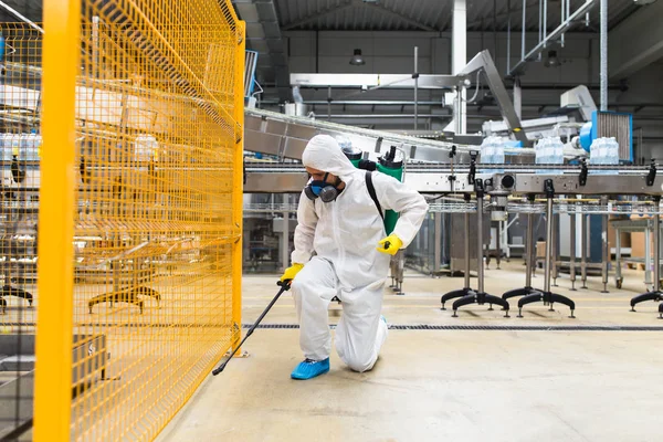 Haşere kontrol işçi el Holding püskürtücü için püskürtme pestisit üretim veya üretim fabrikası