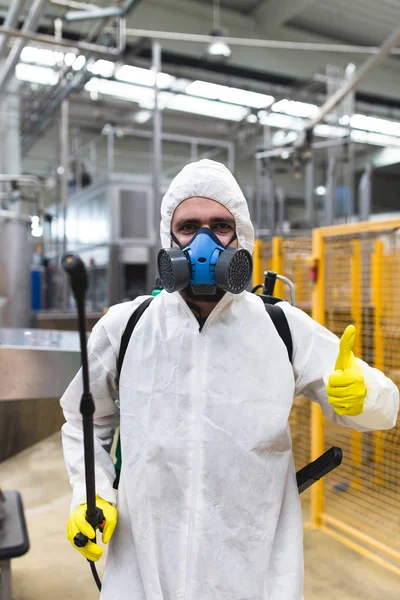 Pulverizador Mão Trabalhador Controle Pragas Para Pulverizar Pesticidas Fábrica Produção — Fotografia de Stock