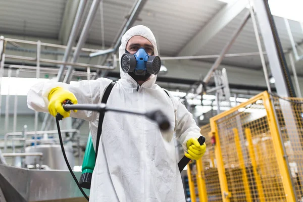 Pulverizador Mano Trabajador Control Plagas Para Pulverizar Plaguicidas Fábrica Producción —  Fotos de Stock