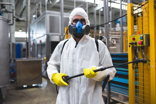 Pest Control Arbetare Hand Holding Spruta För Sprutning Bekämpningsmedel Produktionen — Stockfoto