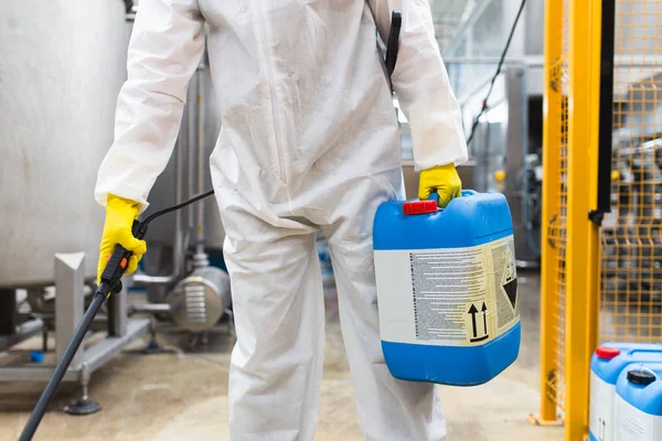 Pulverizador Mão Trabalhador Controle Pragas Para Pulverizar Pesticidas Fábrica Produção — Fotografia de Stock