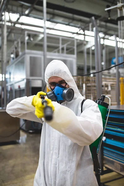 Pulverizador Mano Trabajador Control Plagas Para Pulverizar Plaguicidas Fábrica Producción —  Fotos de Stock