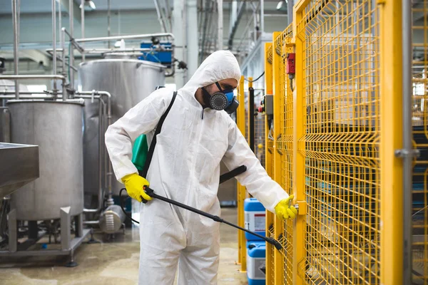 Pulverizador Mano Trabajador Control Plagas Para Pulverizar Plaguicidas Fábrica Producción —  Fotos de Stock