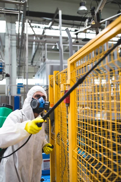 Pulverizador Mano Trabajador Control Plagas Para Pulverizar Plaguicidas Fábrica Producción —  Fotos de Stock