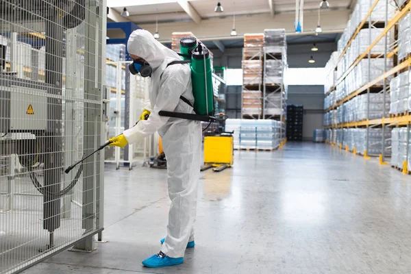 Pest Control Arbetare Hand Holding Spruta För Sprutning Bekämpningsmedel Produktionen — Stockfoto