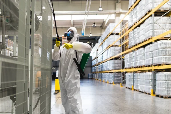 Pest Control Werknemer Hand Holding Sproeier Voor Spuiten Pesticiden Productie — Stockfoto