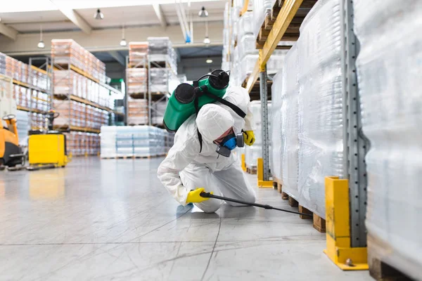 Pest Control Werknemer Hand Holding Sproeier Voor Spuiten Pesticiden Productie — Stockfoto