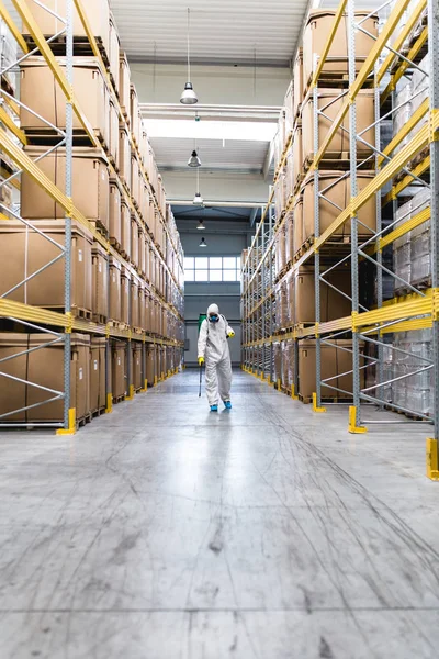 Pest Control Arbetare Hand Holding Spruta För Sprutning Bekämpningsmedel Produktionen — Stockfoto