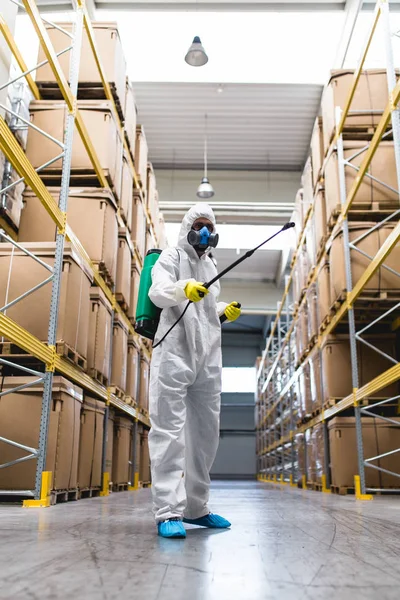 Pest Control Werknemer Hand Holding Sproeier Voor Spuiten Pesticiden Productie — Stockfoto