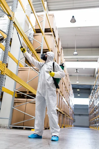 Pulverizador Mão Trabalhador Controle Pragas Para Pulverizar Pesticidas Fábrica Produção — Fotografia de Stock