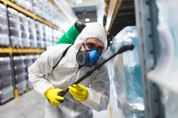 Pulverizador Mão Trabalhador Controle Pragas Para Pulverizar Pesticidas Fábrica Produção — Fotografia de Stock