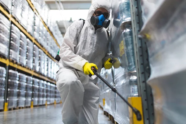 Spruzzatore Mano Del Lavoratore Controllo Dei Parassiti Spruzzare Pesticidi Nella — Foto Stock