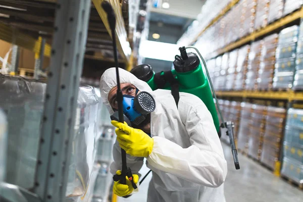 Pulverizador Mano Trabajador Control Plagas Para Pulverizar Plaguicidas Fábrica Producción —  Fotos de Stock